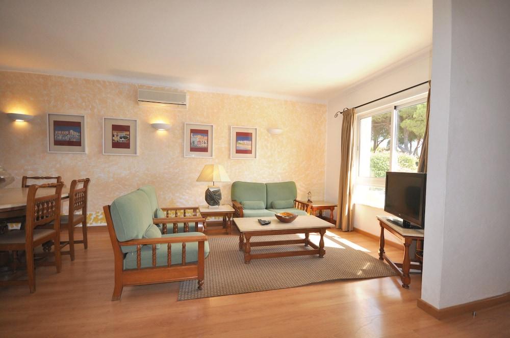 Stylish and Well-equipped, Private Pool, Close to Amenities, Free AC & Wifi