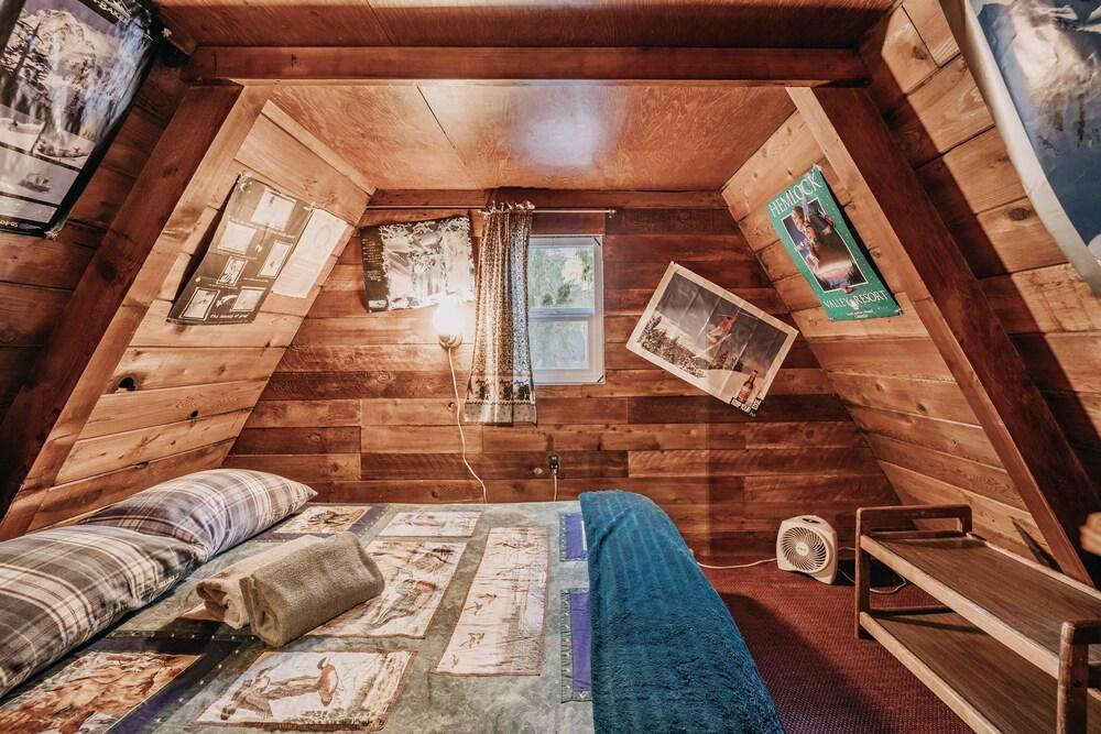 Cabin 54 - A Nostalgic and Rustic Mountain Retreat