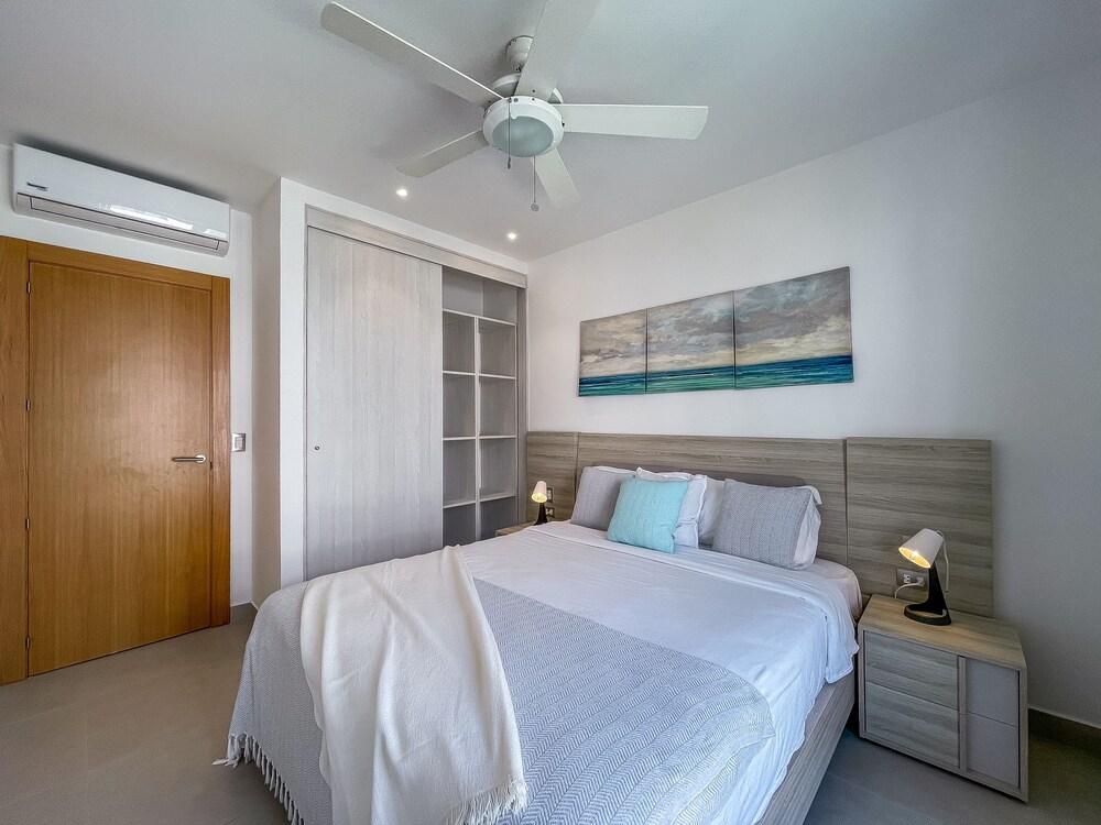 Luxurious Pent House Steps From The Beach C4