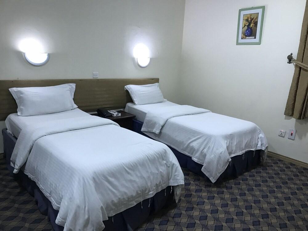 OYO 443 Safari Al Khaleej