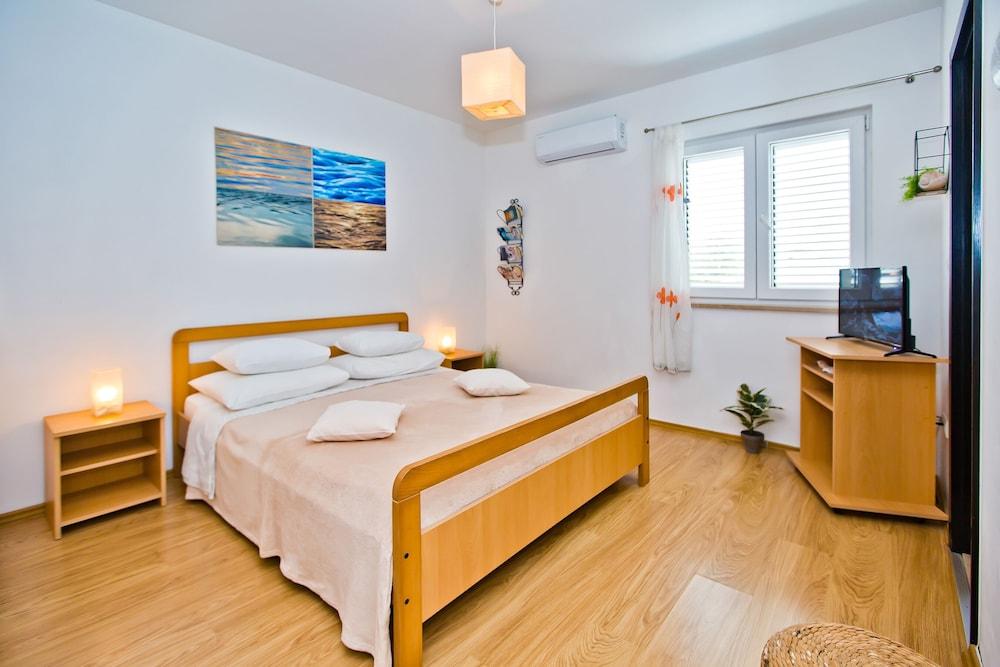 Apartments Nina Hvar town