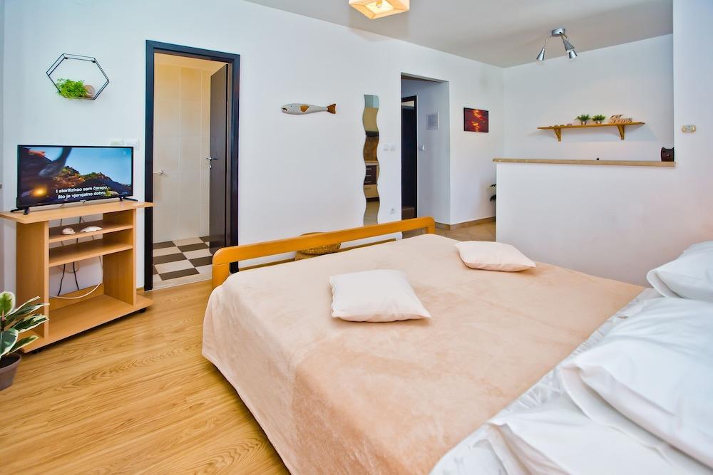 Apartments Nina Hvar town