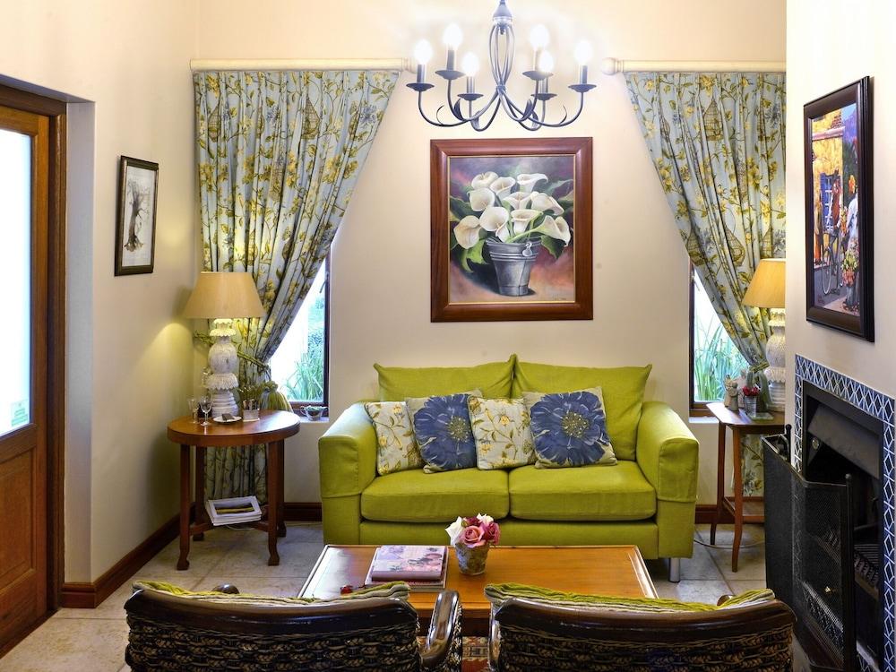 Petit Plaisir is a Romantic Self-catering Cottage on the Side of the Village no1