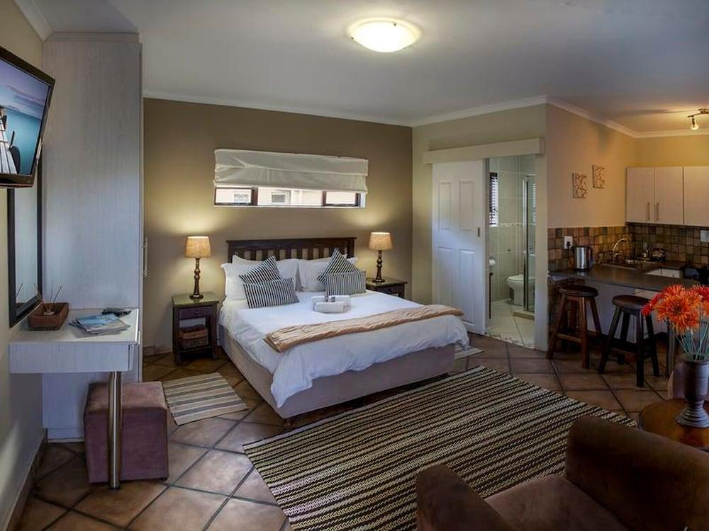Room in B&B - Quiet Guest Room With Double bed and Kitchen, Near Port Elizabeth