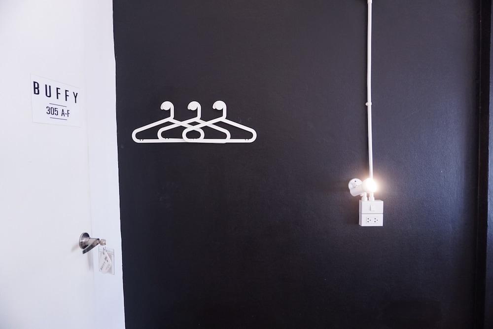 Two Gals And The Pig - Hostel