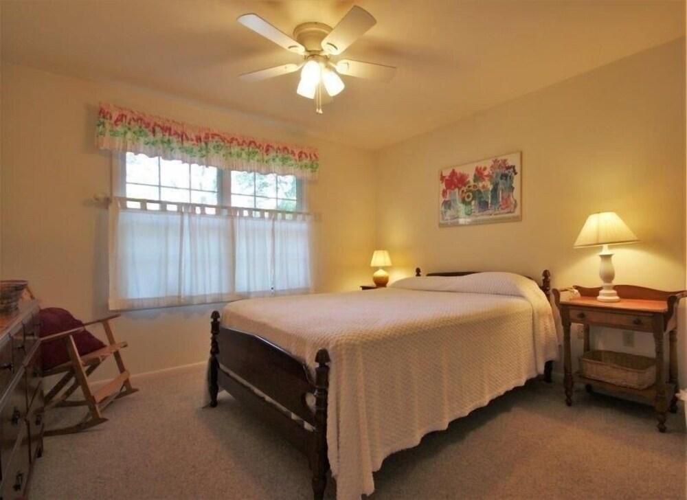 19 Maple 7 Bedroom Home by Redawning