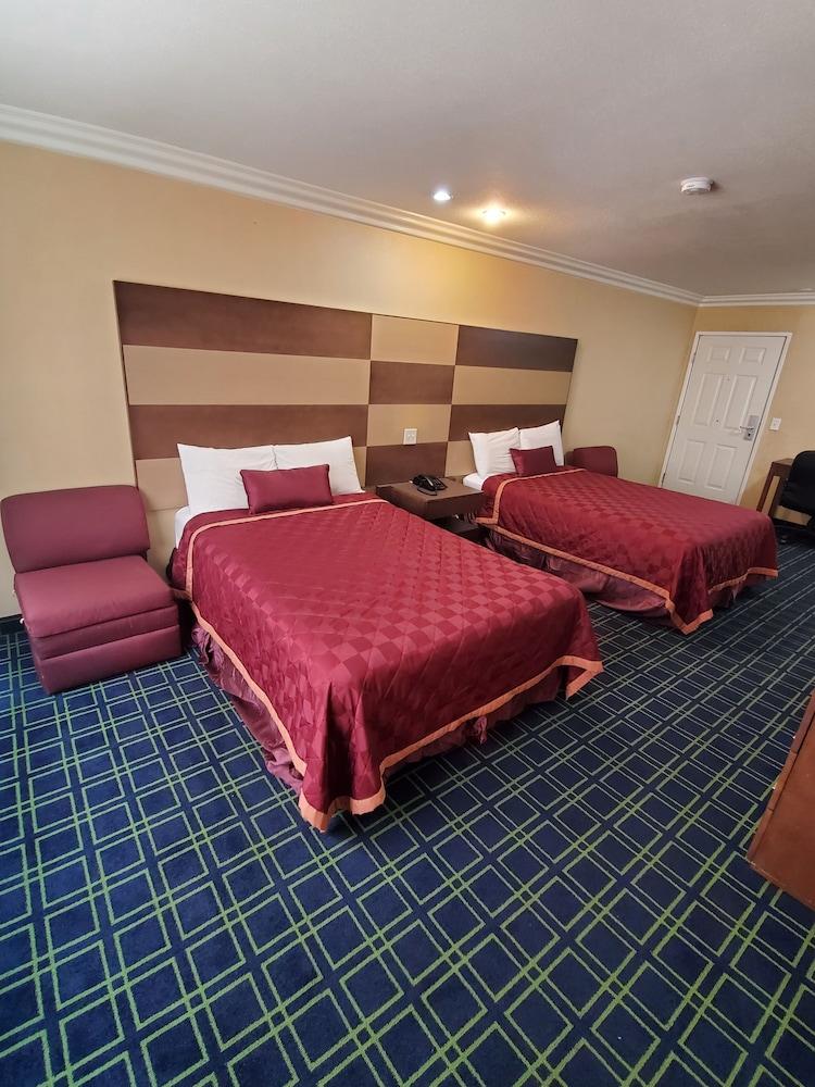 Delmonico Inn & Suites