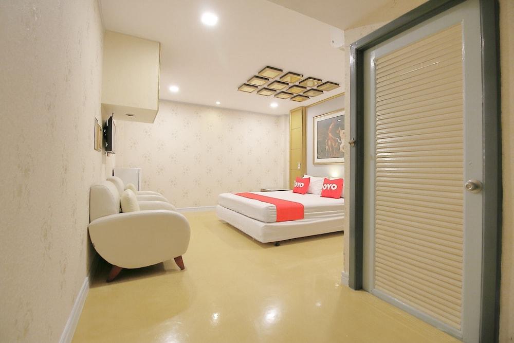 OYO 1002 Pinklao Resort