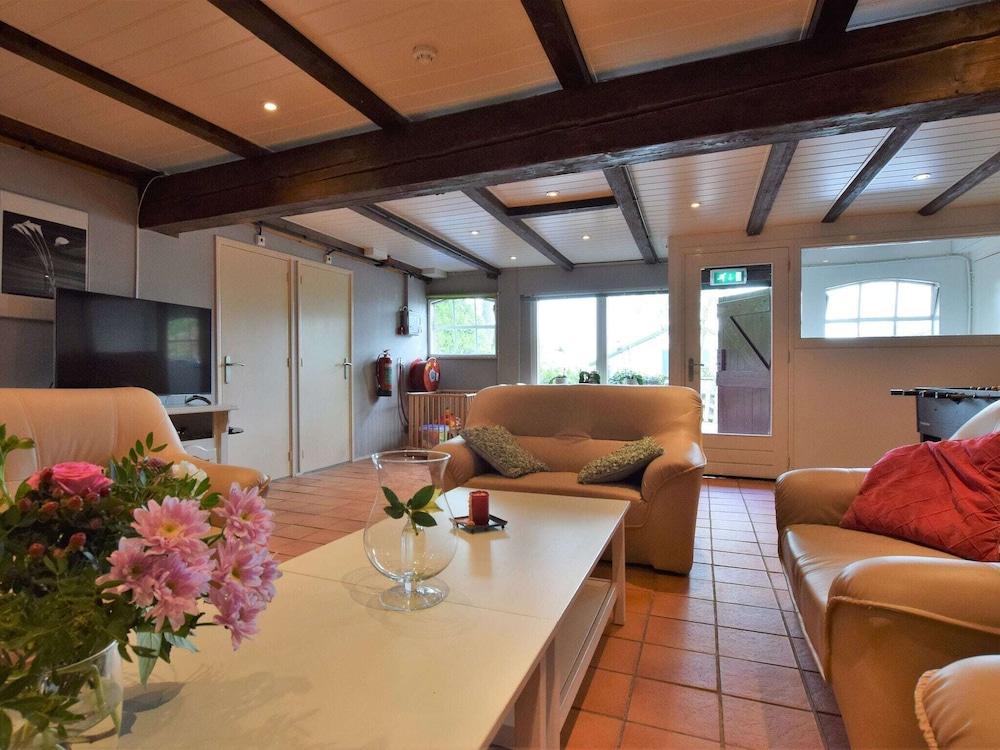 Quaint Farmhouse near River in Oosterwijk