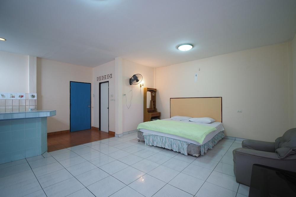 OYO 1004 Naklua Mansion