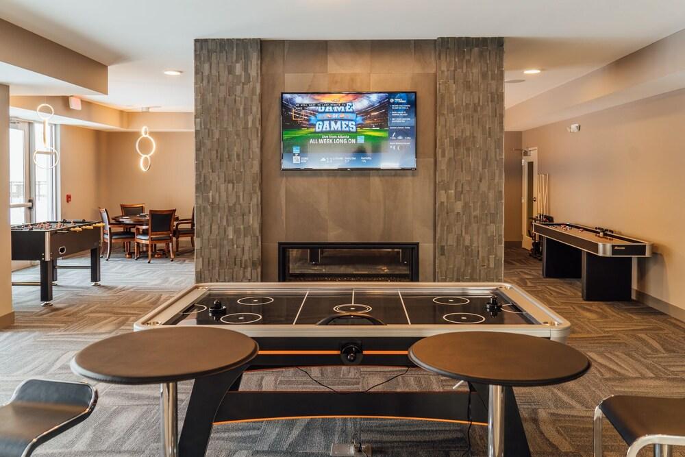 Bright Stylish 2BR Apt in Oak Brook