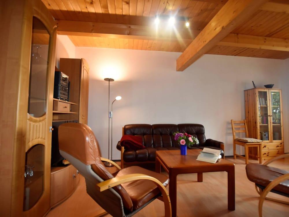 Geraeumige Ferienwohnung in Boddin mit Garten