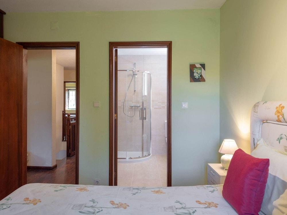 Detached House With Swimming Pool in an Idyllic Location