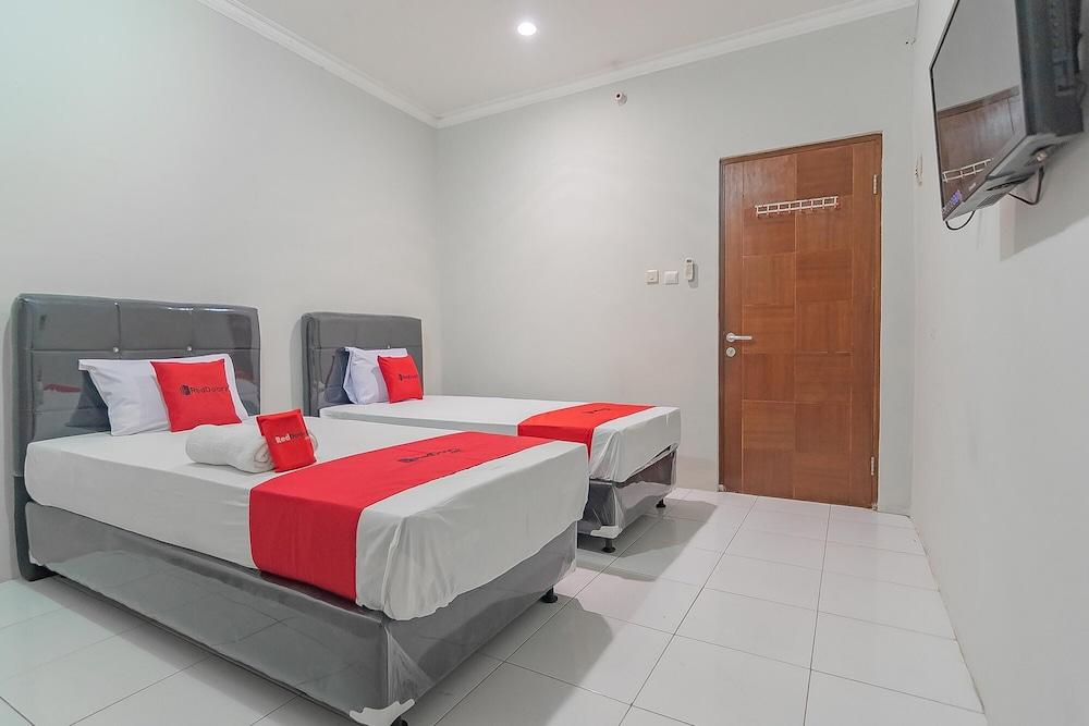 RedDoorz Plus @ Bukit Cinta Street