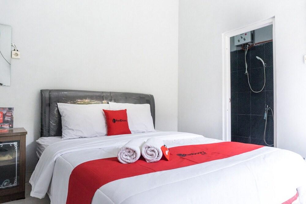 RedDoorz @ WR Supratman Pacitan