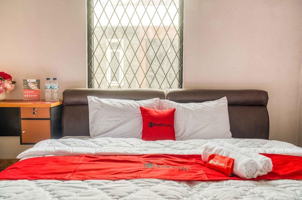 RedDoorz near Duta Merlin