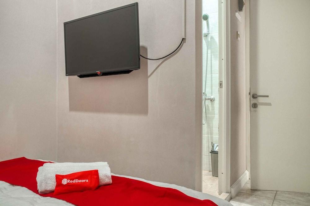 RedDoorz near Duta Merlin