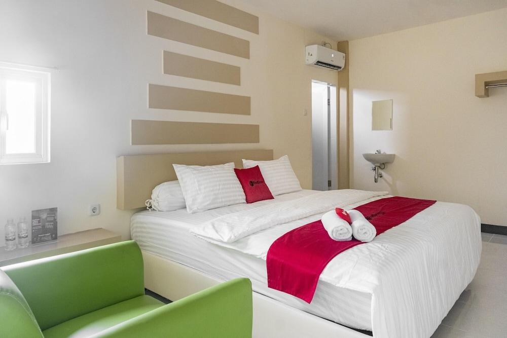 RedDoorz Plus near Millenium ICT Centre Medan 2