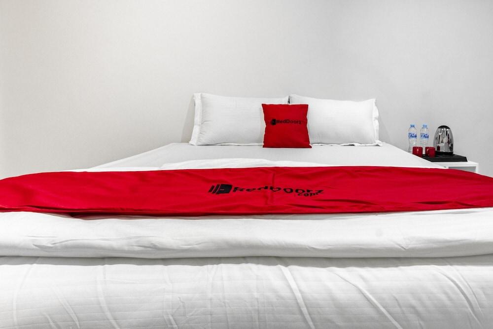 RedDoorz Plus @ Gunungsari Surabaya