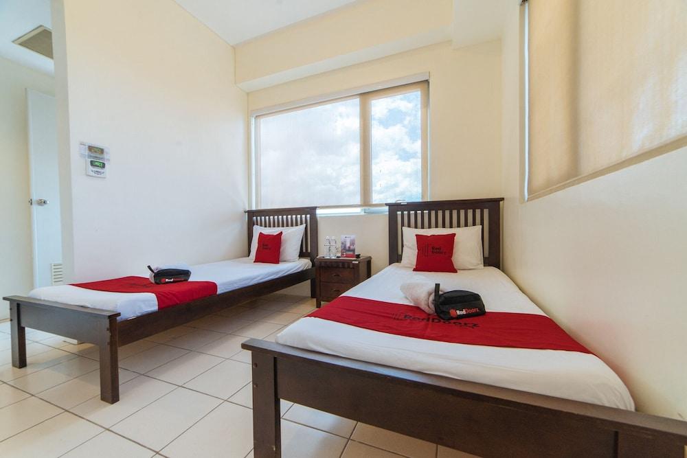 RedDoorz Plus @ E Rodriguez Corner Banawe