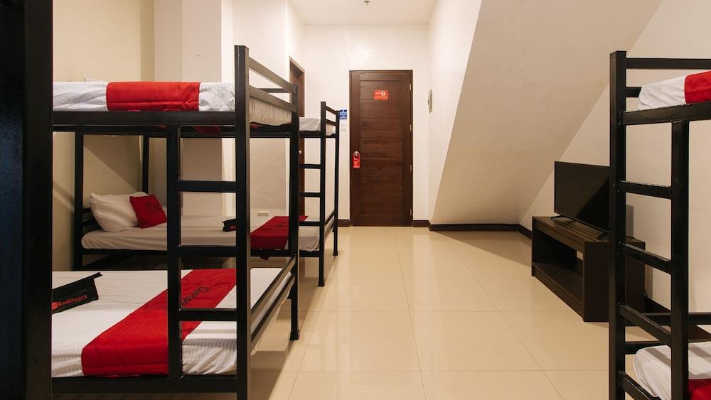 RedDoorz @ Golite Washington - Hostel