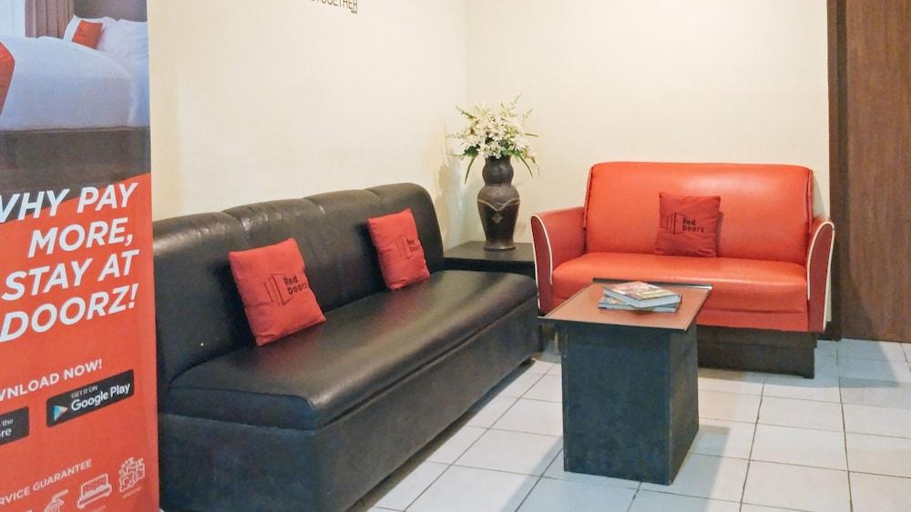 RedDoorz near Baclay Drive Super Metro