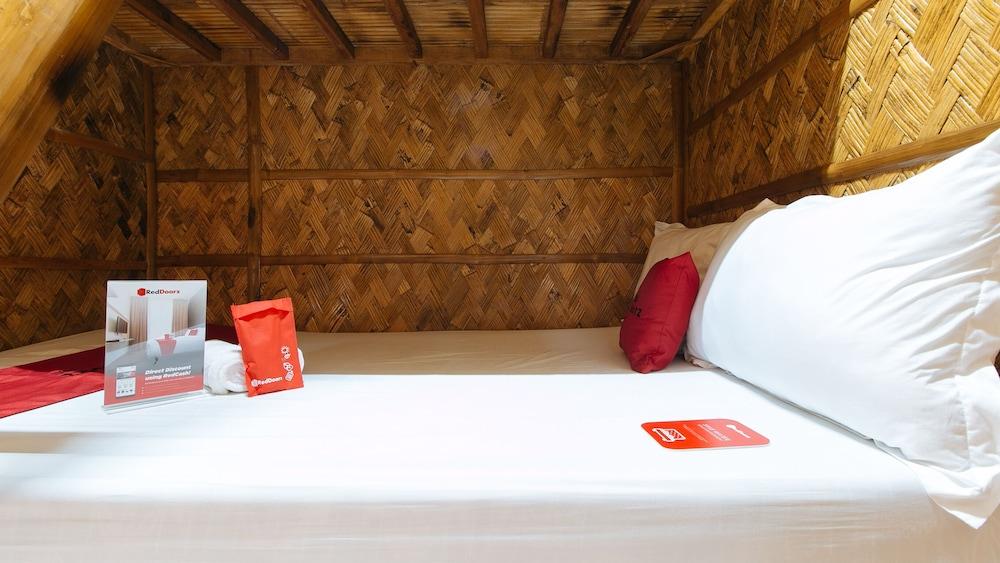 RedDoorz Premium @ Trece Indang Road