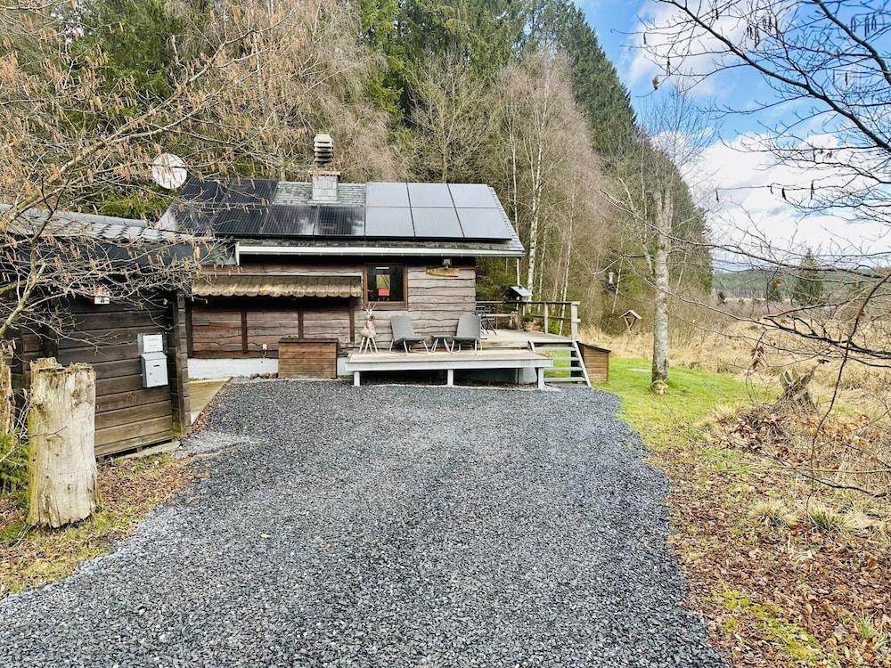 Cozy Forest Chalet Escape
