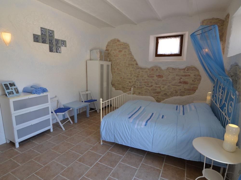 Cozy Couples Getaway w/ Wifi