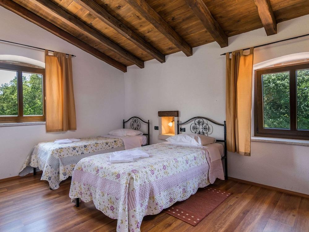 Spacious Villa in Tinjan With Pool