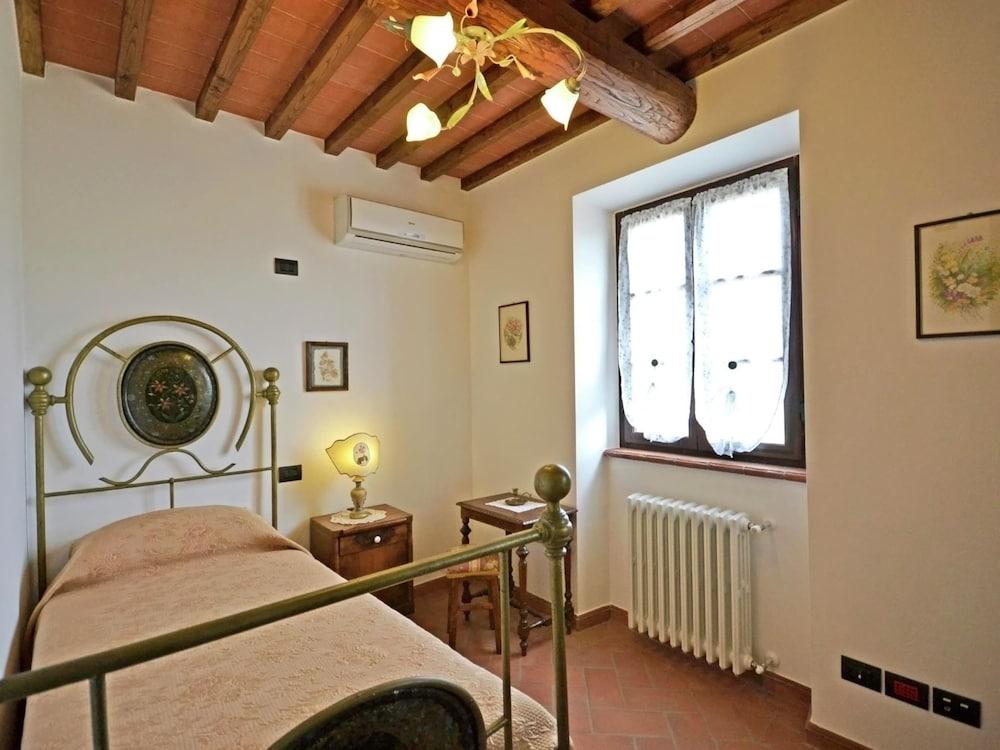 Holiday Home in Tuscany With Pool & Vineyards