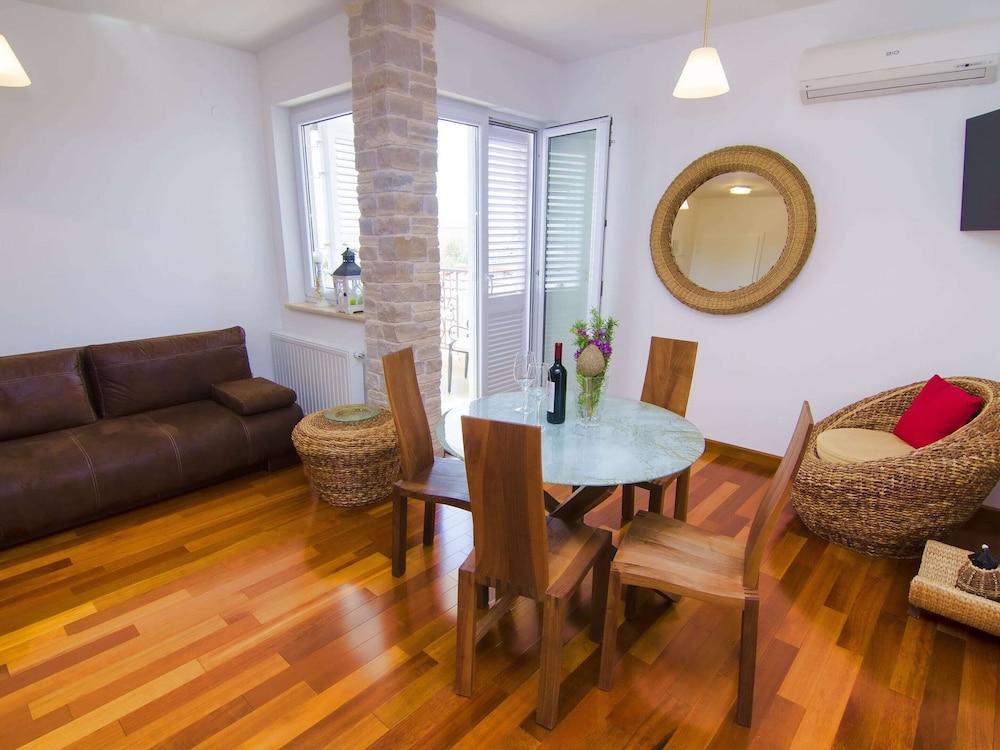 Apartment in Murter With Pool & Bubble Bath