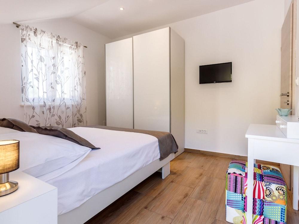 Brand new Countryside Villa With Heated Pool