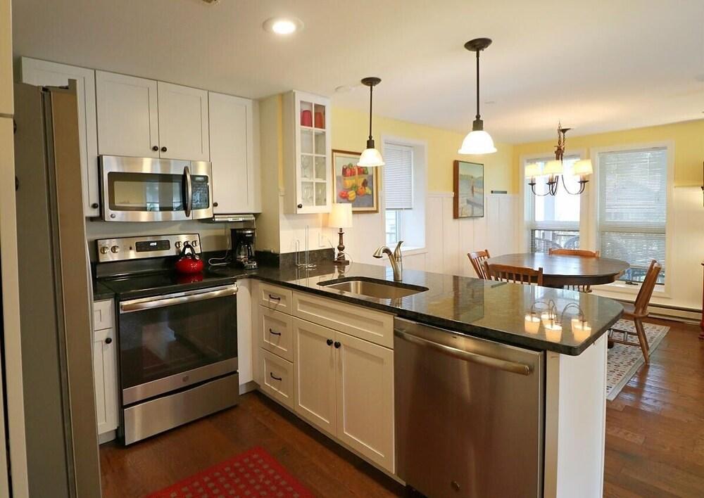 12 Morris 4 2 Bedroom Condo by Redawning