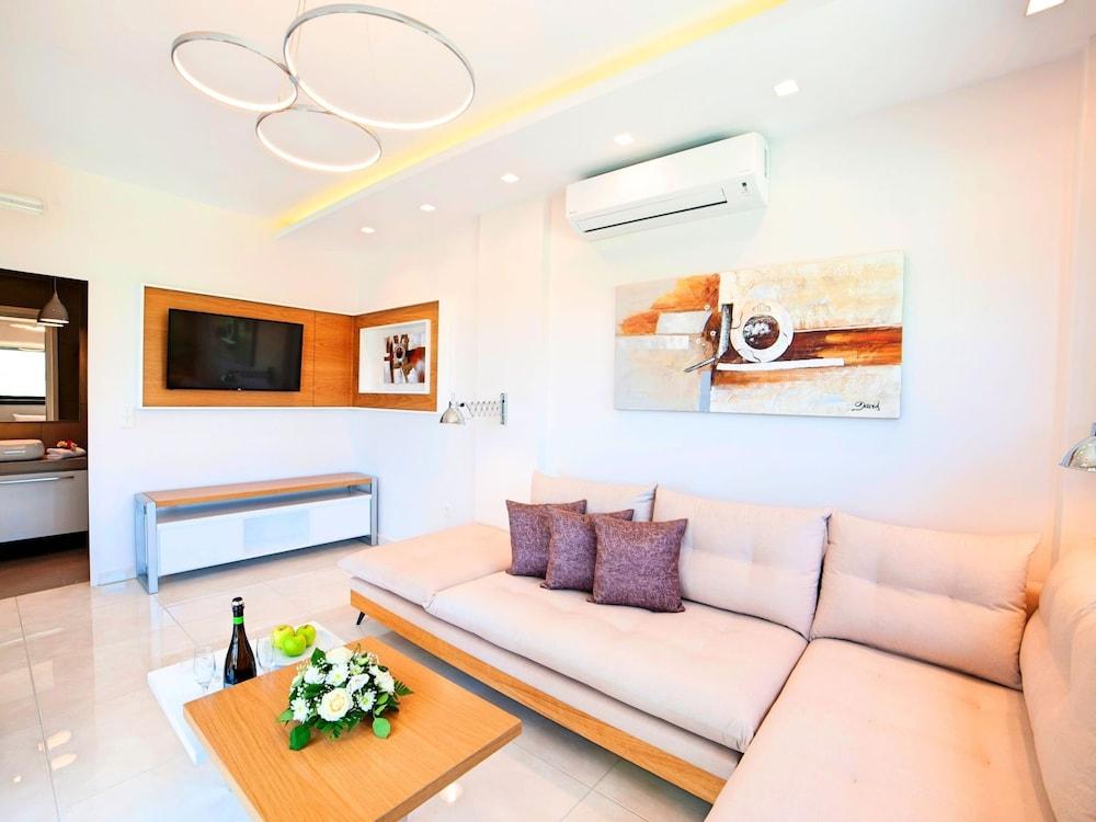 2 new Villas With Heated Pool, Rent Separately or Together at Kournas Lake