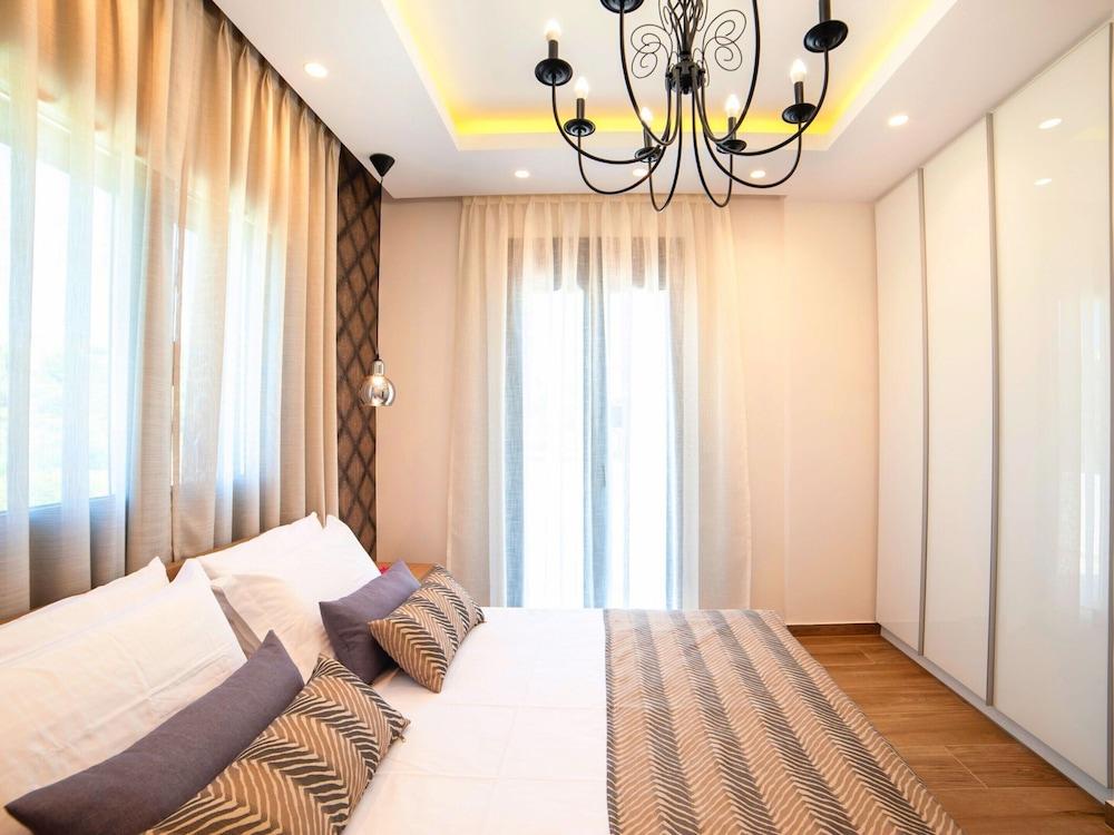 2 New Villas Next Each Other, Pool, Rent Separately or Together at Kournas Lake