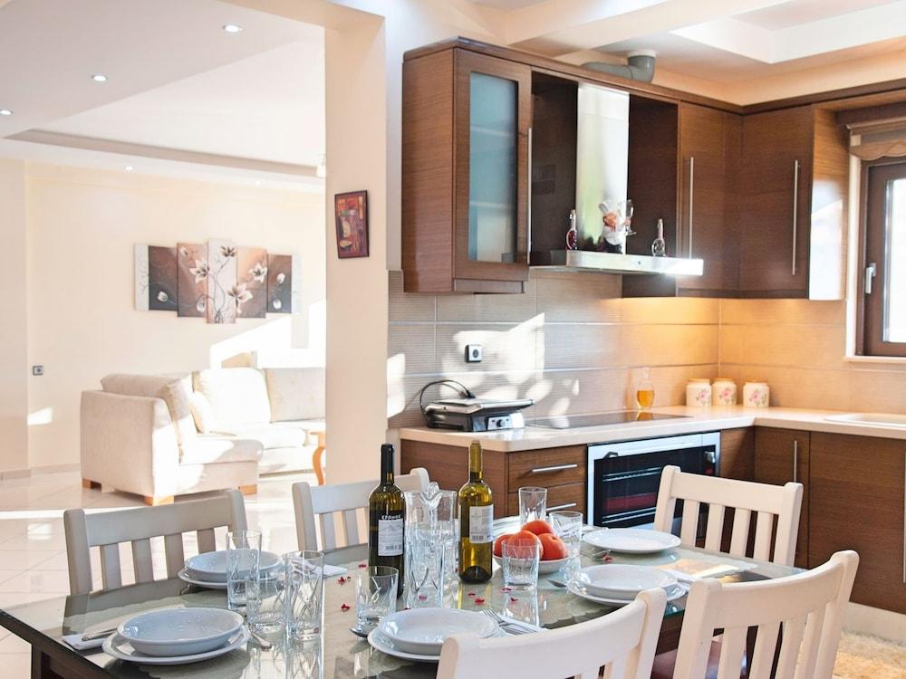 3 Villas Next to Each Other with Pool & Sea View