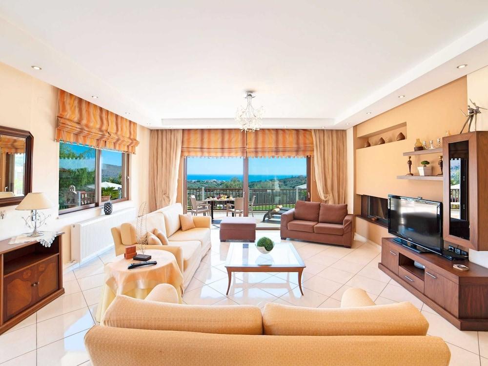 3 Villas Next to Each Other with Pool & Sea View