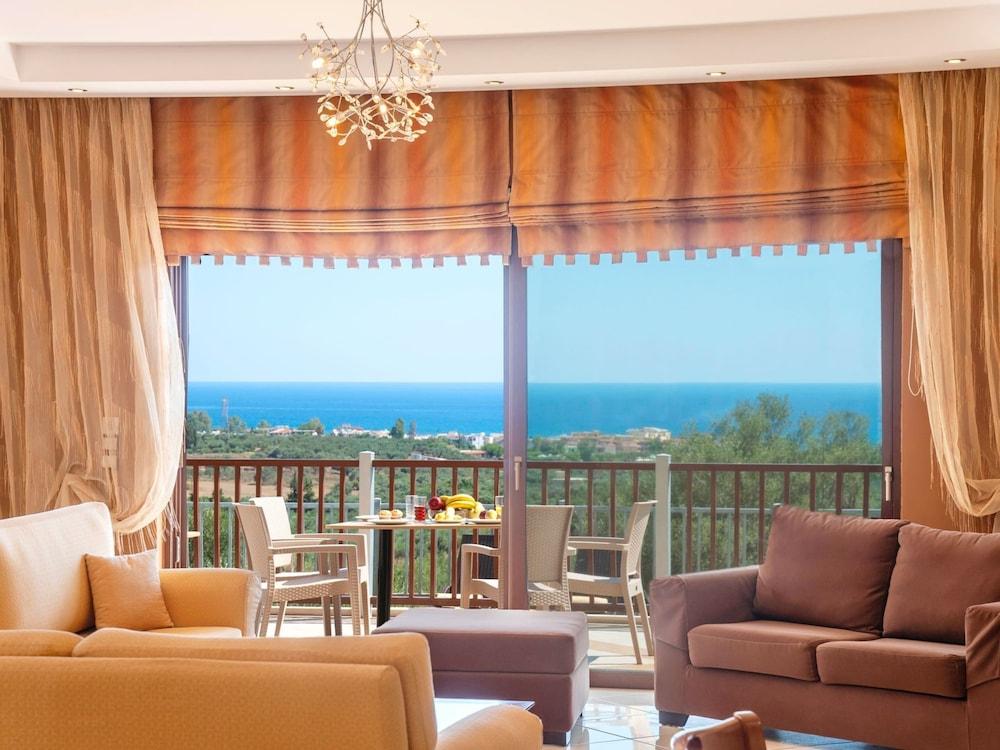 3 Villas Next to Each Other with Pool & Sea View