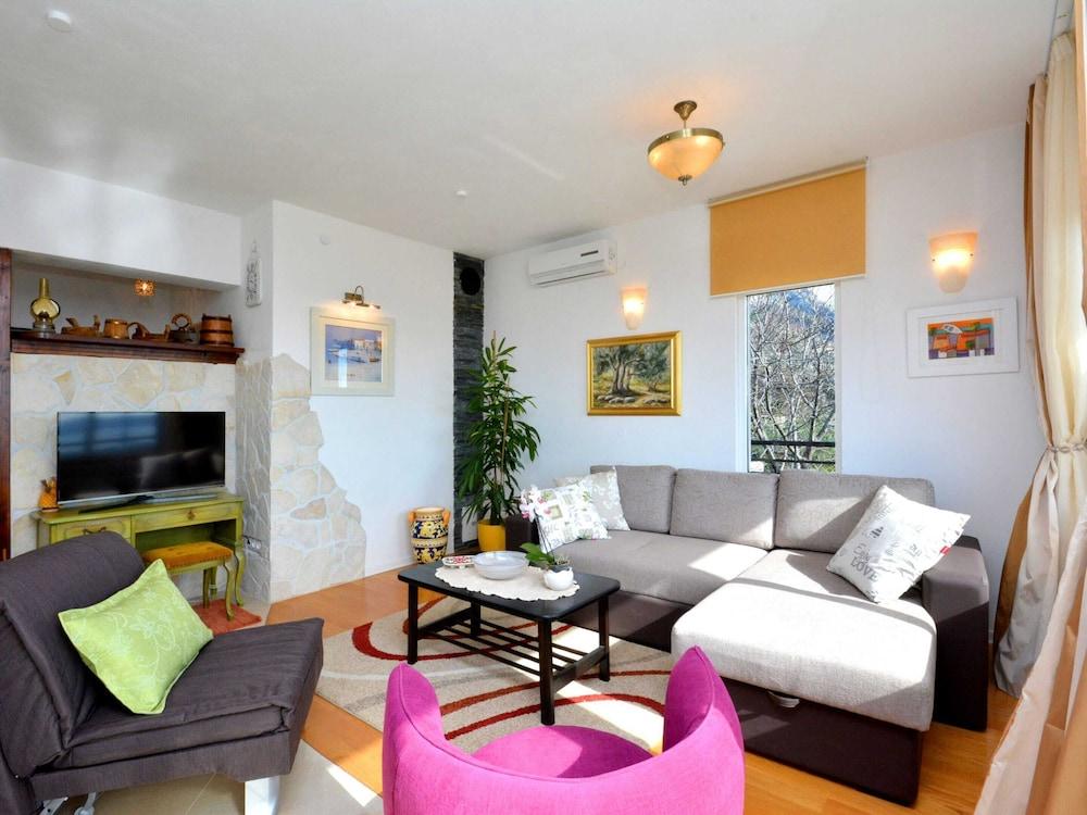 Villa in Kastel Luksic Near the Beach