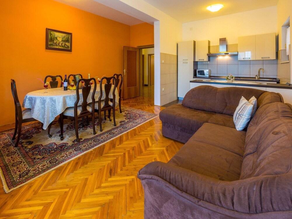 Nice Home With Private Swimming Pool & Covered Terrace