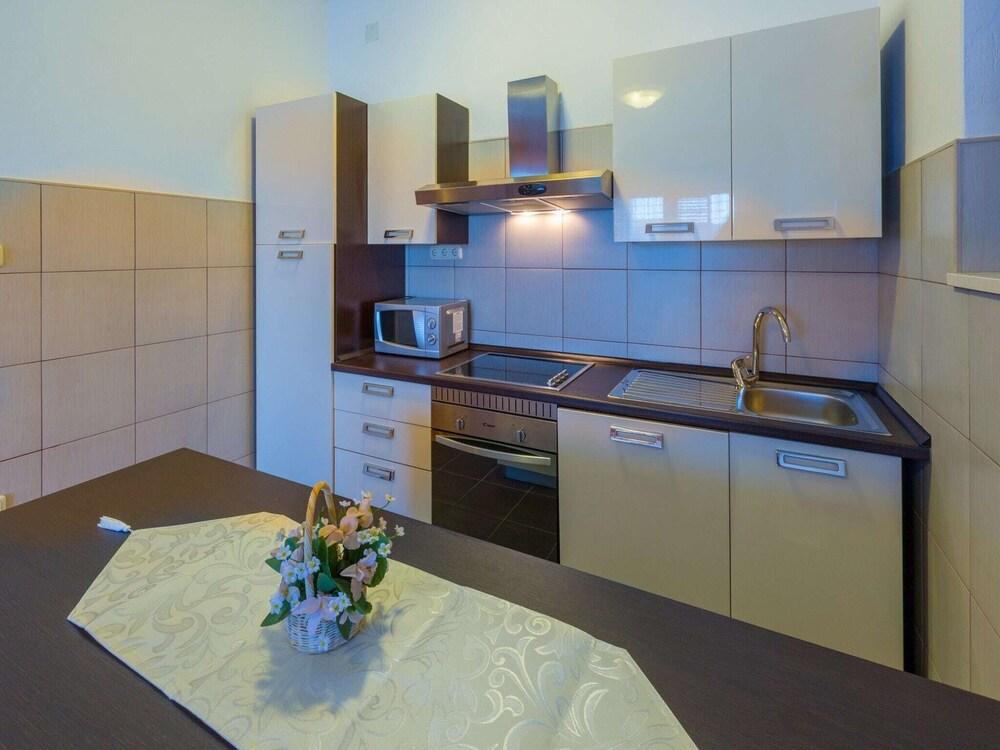 Nice Home With Private Swimming Pool & Covered Terrace