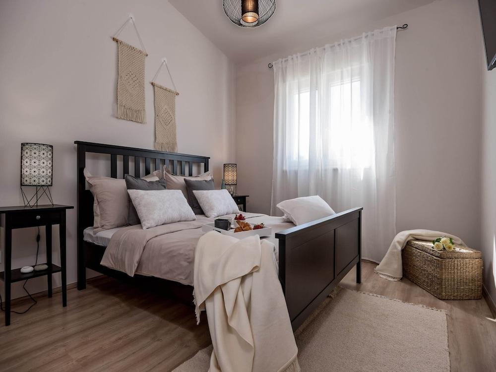 Luxury Villa Lelu With Heated Saltwater Pool, Parking, High Speed Internet, Bbq, el. car Charge T2