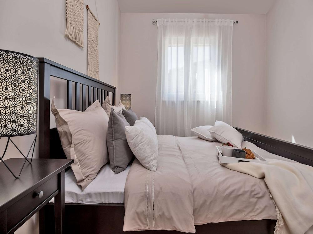 Luxury Villa Lelu With Heated Saltwater Pool, Parking, High Speed Internet, Bbq, el. car Charge T2