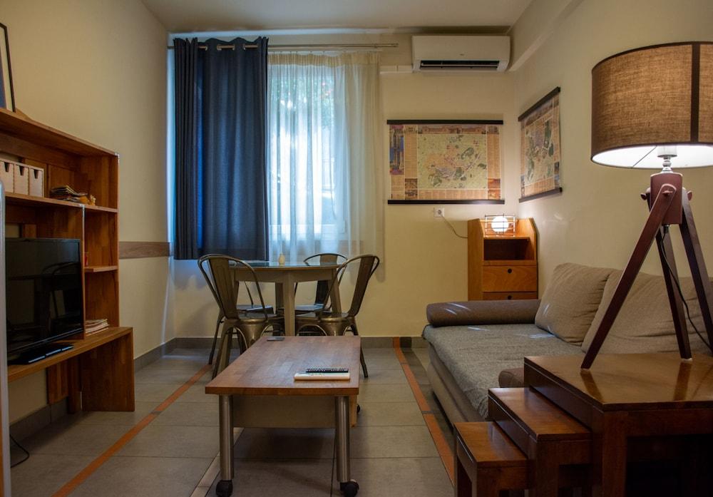 Handcrafted Unique Flat - Acropolis