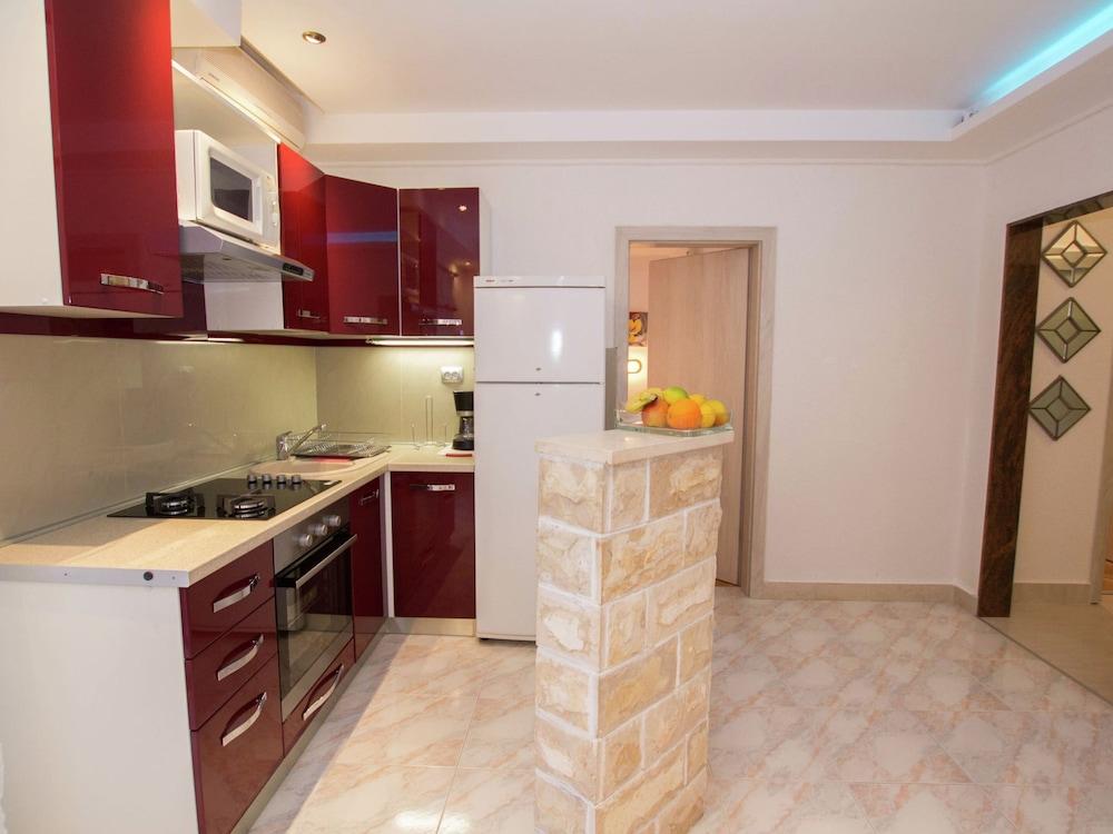 Apartment 5 km From Trogir's Center