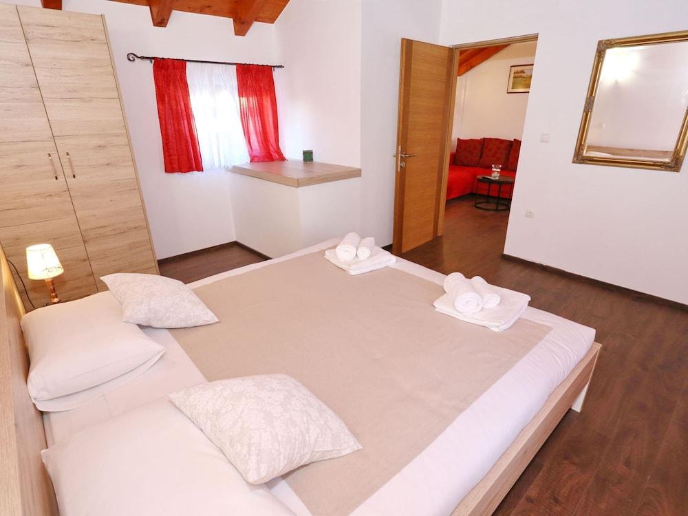 Villa in Prkos With Private Pool and Sea Nearby