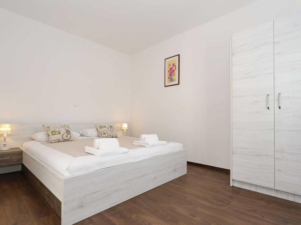 Villa in Prkos With Private Pool and Sea Nearby