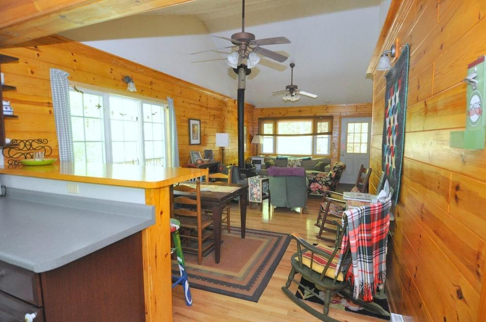 Cabin at Sleepy Creek - Charming Cabin