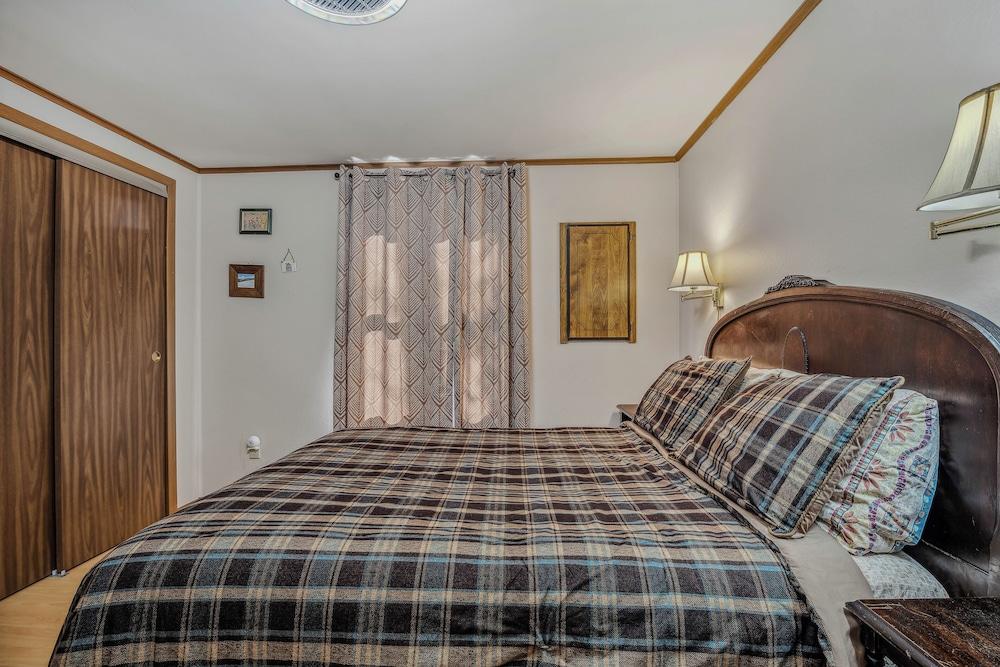 Mountain View Hideaway- A Fun Time Away!